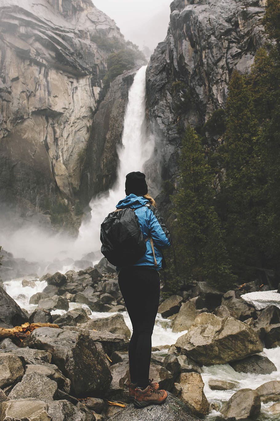 donna, in piedi, roccia, di fronte, cascate, foto, uomo, giorno, cascata, lunatico, albero, foresta, legna, backpacking, montagna, zaino, all'aperto, escursioni a piedi, scarpe da trekking, cappello, inverno, retrovisore, scenics - natura, roccia - oggetto, solido, persone reali, bellezza nella natura, attività, acqua, stili di vita, una persona, natura, attività di svago, lunga esposizione, scena non urbana, acqua corrente, guardando a vista, catena montuosa, 2K