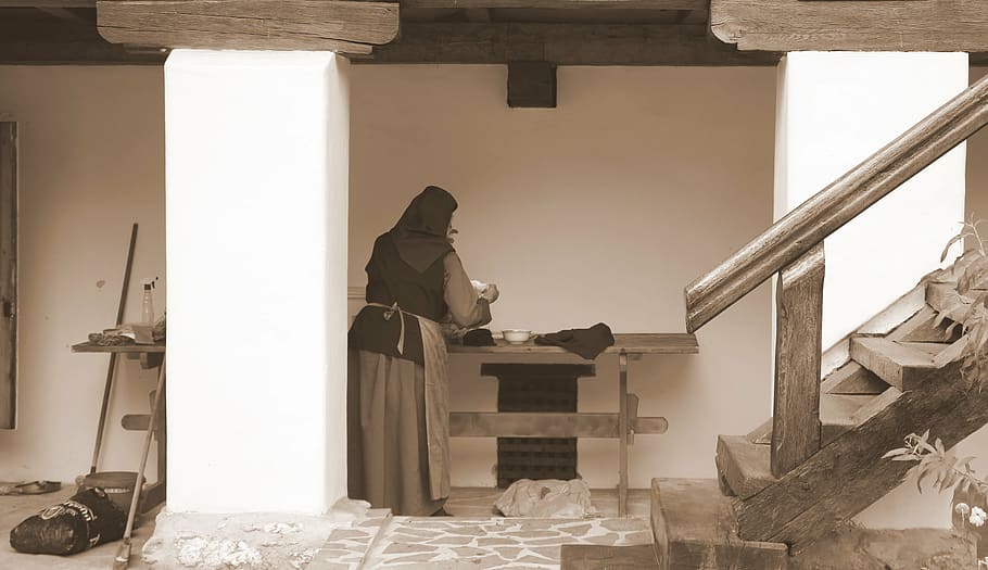 suora, monastero, lavoro, rurale, in casa, una persona, architettura, uomini, stili di vita, adulto, interno di casa, seduta, vista laterale, stanza domestica, attività commerciale, occupazione, natura, Entrata, finestra, porta, costruzione, 5K