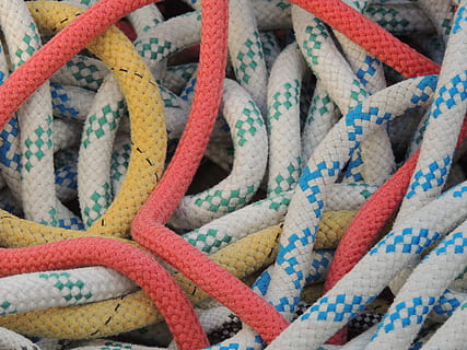 tipps, auf, Segelboot, Vollbild, Seil, Nahansicht, keine Leute, Hintergründe, mehrfarbig, Tag, Muster, verheddert, Haufen, Stärke, Verbindung, Textil-, Wahl, gebunden, Detail, draußen, Komplexität, High Angle View, Variation, 4K, CC0, gemeinfrei, lizenzfrei