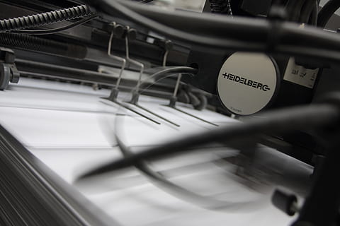 tisk, ofset, graf, papír, grafický, Výroba, tištěny, hmota, grafickou produkci, tiskoviny, technologie, stroj, Rychlost, průmysl, selektivní zaměření, uvnitř, text, nikdo, detail, stálý život, umělecká kultura a zábava, sdělení, západní skript, hudba, hudební nástroj, zaměřit se na pozadí, hudební vybavení, kov, retro stylu, číslo, sport, jeden objekt, starý, 4K, CC0, veřejná doména, bez autorských práv