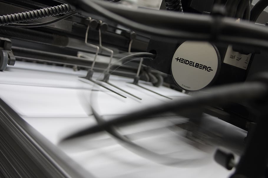impressió, compensació, gràfic, paper, producció, imprès, importa, producció gràfica, impresos, tecnologia, màquina, velocitat, indústria, enfocament selectiu, a l'interior, text, cap gent, primer pla, natura morta, cultura i entreteniment artístic, comunicació, guió occidental, música, instrument musical, centrar-se en fons, equipament musical, metall, estil retro, nombre, esport, sol objecte, vell, 4K