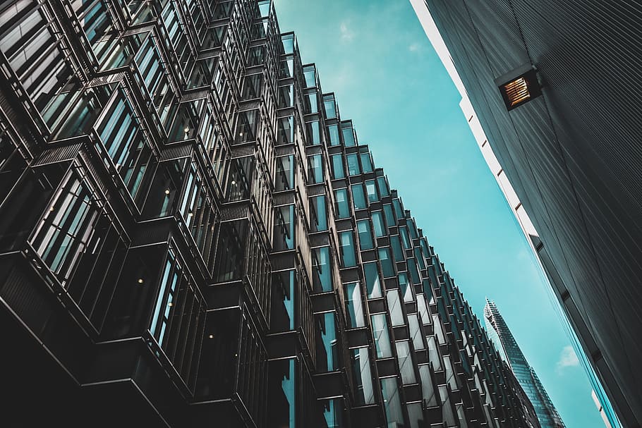 bajo, foto en angulo, Alto, edificio, marrón, edificio de subida, edificio alto, arquitectura, ciudad, reflexión, torre, rascacielos, estructura construida, escena urbana, ventana, exterior del edificio, edificio de oficinas, moderno, material de vidrio, distrito centro, futurista, altura maxima, cielo, paisaje urbano, azul, negocio, fachada, nadie, vida en la ciudad, arquitectura y edificios, al aire libre, antecedentes, vista de ángulo bajo, día, naturaleza, edificio de oficinas exterior, oficina, directamente debajo, Distrito residencial, apartamento, 5K