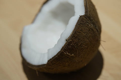 closca de coco marró, coco, la meitat, mig de coco, polpa, blanc, deliciós, obert, carn blanca, saludable, exòtic, tallar a la meitat, menjar i beguda, menjar, primer pla, cap gent, a l'interior, frescor, dolç, menjar dolç, centrar-se en primer pla, postres, indulgència, temptació, enfocament selectiu, natura morta, llest per menjar, Color blanc, vista d’angle alt, al forn, marró, tall, 5K, CC0, domini públic, lliure de regalies