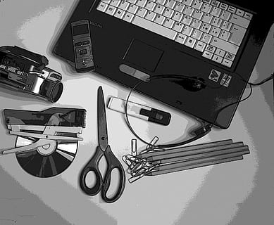laptop, naast, accessoires, kantoor, hulpmiddelen, computer, technologie, uitrusting, geen mensen, Draadloze technologie, binnenshuis, dag, tafel, communicatie, verbinding, stilleven, hoge hoekmening, computerapparatuur, bril, recht boven, grote groep objecten, groep objecten, zonnebril, kabel, toetsenbord, persoonlijk accessoire, 1080P, CC0, publiek domein, royaltyvrij