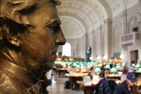 bostón, público, biblioteca, estudiar, educación, histórico, Monumento, estudiantes, libros, biblioteca pública de boston, plaza copley, arquitectura, escultura, el pasado, destinos de viaje, exterior del edificio, estatua, historia, estructura construida, ciudad, Arte y artesanía, turismo, personas incidentales, iluminado, representación, viaje, centrarse en primer plano, espiritualidad, gente, representación humana, gobierno, columna arquitectonica, 5K, CC0, dominio público, libre de derechos