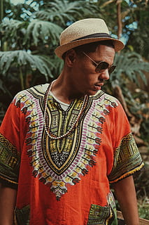 mand, stående, grøn, træ, iført, dashiki shirt, solbriller, dashiki, skjorte, mennesker, herrer, udendørs, kulturer, en person, voksen, hanner, traditionelle tøj, oprindelig kultur, hat, kun en mand, kun voksne, kun mænd, mode, rigtige mennesker, livsstil, forfra, fokus på forgrunden, fritidsaktivitet, tøj, dag, afslappet tøj, leder, kigger væk, ung voksen, unge mænd, portræt, modne mænd, 5K, CC0, offentligt domæne, royaltyfrie