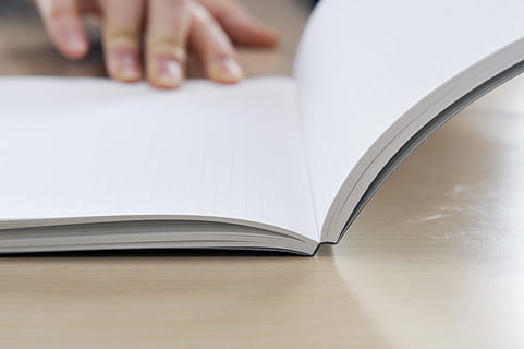 Hinweis, Hand, Job, öffnen, menschliche Hand, menschliches Körperteil, drinnen, Nahansicht, Veröffentlichung, Buch, eine Person, Erwachsene, Körperteil, Freizeitbeschäftigung, Bildung, Aktivität, Frau, Tabelle, selektiver Fokus, Papier-, Finger, 2K, CC0, gemeinfrei, lizenzfrei