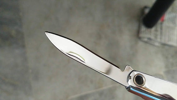 Messerklinge, Werkzeug, Messer, Klinge, Metall, keine Leute, stehlen, Nahansicht, Tag, drinnen, Legierung, Griff, Fokus auf den Vordergrund, Scharf, einzelnes Objekt, Messer - Waffe, High Angle View, Studioaufnahme, Kunst und Handwerk, rostfreier Stahl, Schere, direkt darüber, silberfarben, 4K, CC0, gemeinfrei, lizenzfrei