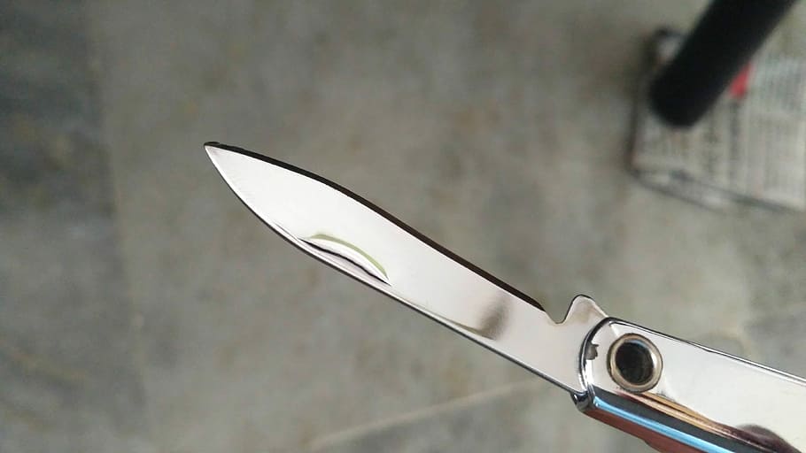 Messerklinge, Werkzeug, Messer, Klinge, Metall, keine Leute, stehlen, Nahansicht, Tag, drinnen, Legierung, Griff, Fokus auf den Vordergrund, Scharf, einzelnes Objekt, Messer - Waffe, High Angle View, Studioaufnahme, Kunst und Handwerk, rostfreier Stahl, Schere, direkt darüber, silberfarben, 4K