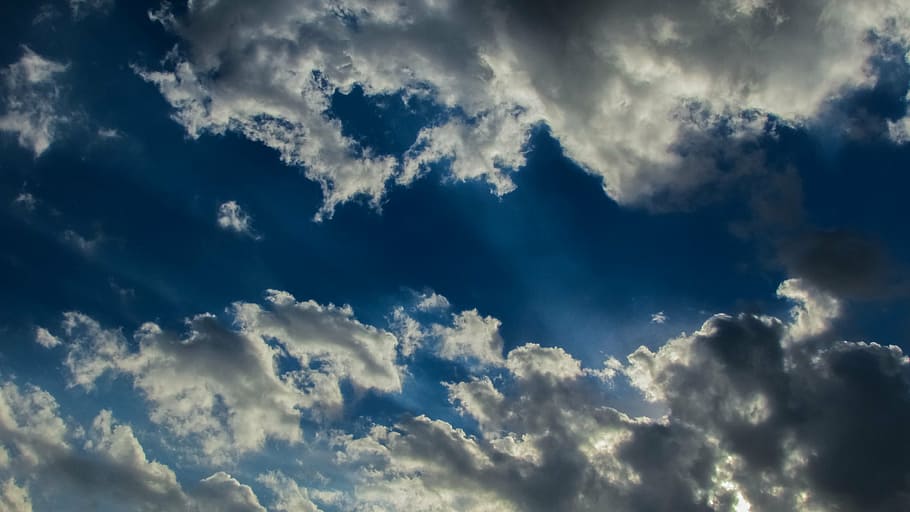 núvols, cel, blau, núvols de cel blau, llum solar, raig de sol, naturalesa, temps, núvol - cel, a l'aire lliure, fons, estiu, cloudscape, aire, dia, núvol, vent, cel dramàtic, atmosfera, medi ambient, escenics - natura, cel malhumorat, bellesa a la natura, meteorologia, cap gent, tempesta, fosc, clima, sol, brillant, Wispy, 4K