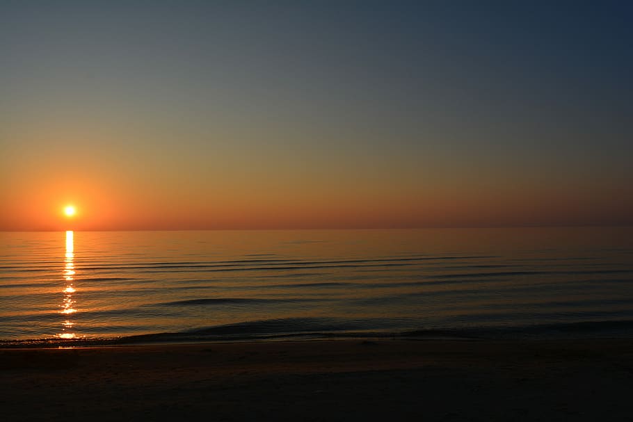 posta de sol de platja sauble, cos, aigua, daurat, hores, posta de sol, oceà, cel, sorra, mar, escenics - natura, horitzó, horitzó sobre l’aigua, bellesa a la natura, tranquil·litat, escena tranquil·la, platja, terra, còpia espai, naturalesa, color taronja, cap gent, idíl·lic, moviment, cel clar, sol, a l'aire lliure, 5K