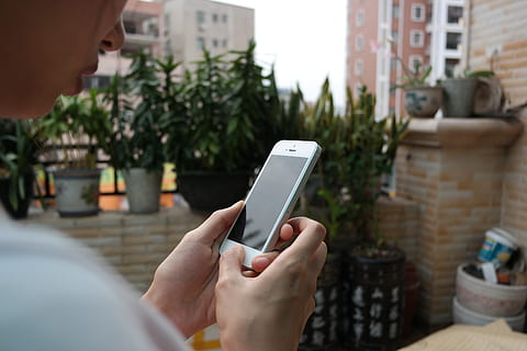 woman, holding, iphone 5, 5s, iphone, apple, mobile, ios, honeycomb, data, wireless technology, technology, communication, smart phone, connection, mobile phone, portable information device, real people, leisure activity, lifestyles, one person, human hand, text messaging, hand, men, day, using phone, screen, telephone, outdoors, 4K, CC0, public domain, royalty free