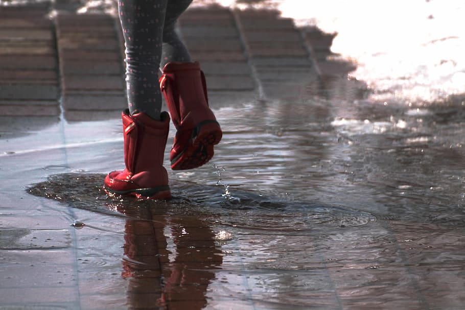dona, porta, vermell, botes d'aigua, botes, splash, pluja, bassal, diversió, goma d'esborrar, humit, aigua, saltar, noi, desordenat, jugar, a l'aire lliure, cames, brut, primavera, nen, secció baixa, una persona, cama humana, part del cos humà, part del cos, sabata, dia, persones reals, naturalesa, estils de vida, reflexió, dones, activitat d'oci, extremitat humana, peu humà, temporada de pluges, 4K