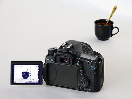 Preto, câmera dslr, capturando, cerâmica, caneca, colher cor de ouro, dispositivo, Câmera, digital, apn, cânone, 70d, café, copo, colher de café, reflexo, tecnologia, temas de fotografia, câmera - equipamento fotográfico, tiro do estúdio, ainda vida, equipamento fotográfico, dentro de casa, estilo retro, ninguém, fotografando, câmera digital, atividade, cor preta, fundo branco, fechar-se, comida e bebida, copie o espaço, lente - instrumento óptico, câmera slr, câmera de vídeo doméstico, pequeno, 4K, CC0, domínio público, royalty free