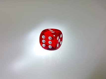 krychle, Červené, štěstí, hrát si, kostky, studio shot, hazardních her, uvnitř, umělecká kultura a zábava, jeden objekt, příležitost, hry pro volný čas, nikdo, detail, relaxace, tvar kostky, puntíkovaný, kopie prostor, stůl, bílá barva, stálý život, vzor, polka dot, 4K