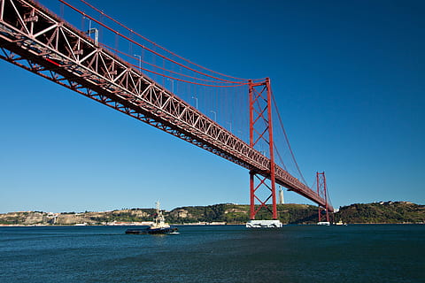 disparo gran angular, gran angular, Disparo, Lisboa, Portugal, arquitectura, puente, puente - estructura hecha por el hombre, lugar famoso, Estados Unidos, California, condado de san francisco, arquitectura y edificios, puente colgante, lugares de viaje, transporte, azul, agua, estructura construida, cielo, mar, viaje, escena urbana, destinos de viaje, horizonte urbano, conexión, naturaleza, cielo limpio, nadie, modo de transporte, ciudad, barco náutico, al aire libre, bahía, velero, 4K, CC0, dominio público, libre de derechos