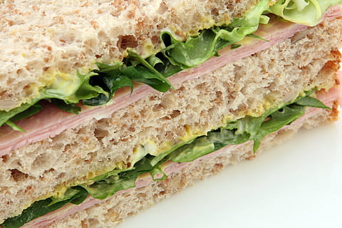 foto de primer pla, entrepà de pernil, ple, enciam, gana, pa, marró, bun, calories, restauració, cel·lulitis, colesterol, primer pla, cuina, dieta, sopar, menjar, ou, aptitud, decorar, bo, pernil, salut, saludable, famolenc, pèrdua, dinar, macro, maionesa, carn, mostassa, natural, nodrir, nutritiu, nutrició, restaurant, amanida, entrepà, prim, aprimament, berenar, pes, blanc, integral, menjar i beguda, vegetals, alimentació saludable, benestar, tir de l'estudi, formatge, a l'interior, frescor, cap gent, tomàquet, fruita, menjar francès, picat, esmorzar, 2K, CC0, domini públic, lliure de regalies