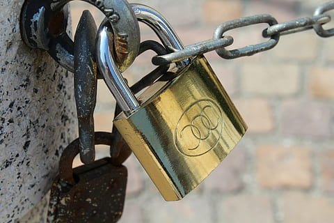 Vorhängeschloss, Kette, schließen, Fesseln, geschlossen, Sicherheit, sperren, Schutz, Liebe, Metall, hängend, Nahansicht, keine Leute, Fokus auf den Vordergrund, rostig, Liebesschloss, Tag, angebracht, Hoffnung - Konzept, Zaun, Verbindung, alt, draußen, Eisen - Metall, sicher, 5K, CC0, gemeinfrei, lizenzfrei