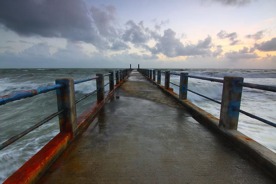 Anlegesteg, Licht, Meer, Dämmerung, Strand, Promenade, Brücke, Wolken, Dock, Ozean, draußen, Seebrücke, Reflexion, seelandschaft, Himmel, Sturm, Gerade, Sonnenuntergang, Reise, Wasser, Wellen, wolke - himmel, Szenen - Natur, Horizont, Natur, Horizont über Wasser, Schönheit in der Natur, Ruhe, Geländer, Holz - Material, Land, ruhige Szene, keine Leute, abnehmende Perspektive, Post, lange, Holzpfosten, 2K