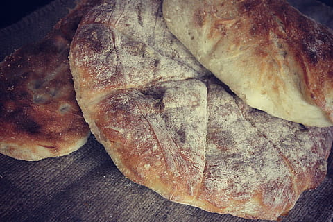 bruin gebakje, bruin, gebakje, brood, panini, panini brood, Turks, Turks brood, belegd broodje, voedsel, lunch, wit, eten en drinken, versheid, geen mensen, gezond eten, detailopname, binnenshuis, stilleven, welzijn, hoge hoekmening, gebakken, tafel, vlees, klaar om te eten, recht boven, bakkerij, op te slaan, Frans voedsel, 2K, CC0, publiek domein, royaltyvrij