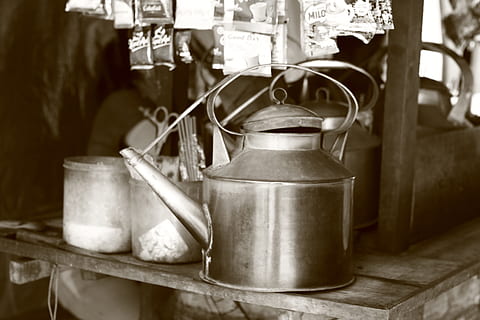 Indonesië, straatvoedsel, Java, keuken gebruiksvoorwerp, huishoudspullen, geen mensen, waterkoker, theepot, metaal, focus op de voorgrond, binnenshuis, hout - materiaal, oud, thee ketel, houder, antiek, detailopname, retro gestileerd, stoom-, dag, stilleven, eten en drinken, legering, staal, 5K, CC0, publiek domein, royaltyvrij