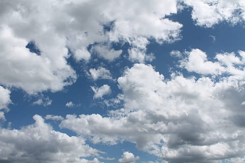 hvid, blå, himmel, natur, skyer, skyer himmel, himlen skyer, vejr, blå himmel skyer, lys, dag, cloudscape, farve, luft, sollys, meteorologi, miljø, fluffy, solrig, overskyet, lyse, blå himmel baggrund, udendørs, sol, blå himmel, sky - himmel, baggrunde, skønhed i naturen, lav vinkel visning, scenics - natur, hvid farve, ingen mennesker, ro, rolig scene, idyllisk, fuld ramme, ren, 2K, CC0, offentligt domæne, royaltyfrie