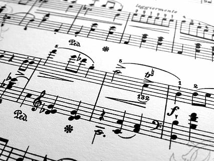 musik, notenblatt, ur, sekvens, oktav, musikalsk note, nodeblad, klassisk musik, musikinstrument, lyd, kunst og underholdning, klassisk stil, musikalsk symbol, baggrunde, klassisk, ark, papir, kunstkultur og underholdning, tæt på, musikalsk udstyr, ydeevne, fuld ramme, klaver, ingen mennesker, mønster, sang, høj vinkel visning, indendørs, 5K, CC0, offentligt domæne, royaltyfrie