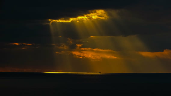 rază de soare, lumina soarelui, ușoară, apus de soare, amurg, barcă, nori, mare, orizont, gaură, decor, cipru, natură, cer, nor - cer, apă, liniște, scenice - natura, frumusețe în natură, nici o persoana, dramatic cer, furtună, o scenă liniștită, întuneric, mediu inconjurator, orizontul peste apă, ploaie, de rău augur, 4K, CC0, domeniu public, fără drepturi de autor
