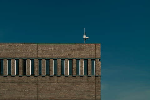 foto, bianca, stare in piedi, Marrone, costruzione, videocamera di sorveglianza, superiore, architettura, parete, mattone, finestra, struttura costruita, cielo, blu, esterno dell'edificio, nessuno, Inquadratura dal basso, cielo sereno, giorno, Torre, natura, tecnologia, comunicazione, copia spazio, all'aperto, antenna - aerea, sorveglianza, telecamera di sicurezza, guglia, 4K, CC0, dominio pubblico, privo di copyright