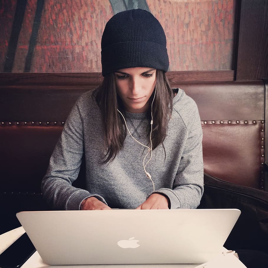 dona, portar, negre, Teixir, tapa, inclinat, MacBook, portàtil, poma, ordinador, navegador, recerca, estudiar, escola, negocis, treballar, escriptori, gent, noia, tecnologia sense fils, una persona, tecnologia, vista frontal, connexió, persones reals, a l'interior, assegut, adult jove, comunicació, roba, dones joves, roba casual, usant portàtil, estils de vida, activitat d'oci, auriculars, pentinat, navegar per la xarxa, dona guapa, 1080P