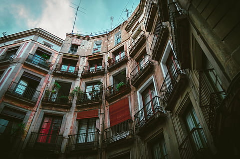 Low-Angle-Foto, Gebäude, die Architektur, Infrastruktur, Design, Fenster, Tür, Fassade, Wohnung, städtische Szene, Gebäudehülle, gebaute Struktur, Stadt, Flachwinkelansicht, Wohngegend, keine Leute, Tag, Himmel, Natur, draußen, alt, Haus, Balkon, wolke - himmel, verlassen, verwittert, 5K, CC0, gemeinfrei, lizenzfrei