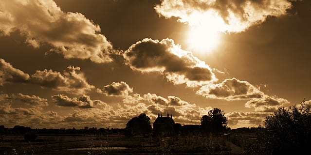 himmel, skyer, skyene himmel, landskap, sol, solskinn, gylden, sepia, monokrom, sky - himmel, natur, solnedgang, arkitektur, skjønnhet i naturen, sollys, ingen folk, dramatisk himmel, clouds, bygget struktur, tre, silhouette, Religion, solstråle, naturskjønnhet - natur, miljø, mørk, utendørs, 4K, CC0, offentlig domene, opphavsrett gratis