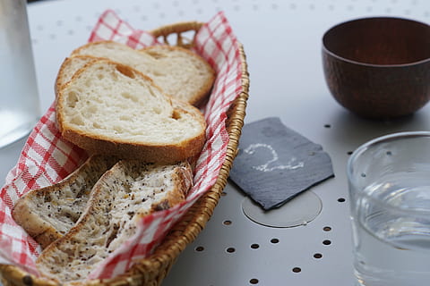 un pan, mesa, restaurante, comida, pan integral, poder, mesa de restaurante, Produce, desayuno, bocadillo, frescura, gastrónomo, comida y bebida, adentro, de cerca, listo para comer, alimentación saludable, nadie, bienestar, plato, naturaleza muerta, envase, vista de alto ángulo, rebanada, centrarse en primer plano, cesta, 5K, CC0, dominio público, libre de derechos