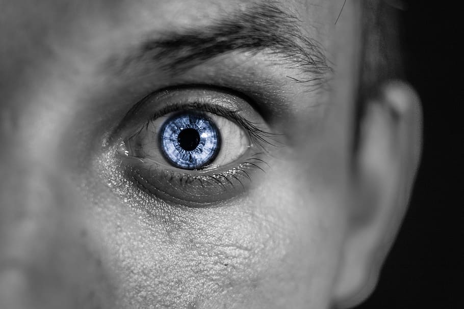 Auge, Gesicht, Porträt, Haut, Menschen, jung, Person, Angesicht zu Angesicht, menschliches Auge, menschliches Körperteil, eine Person, menschliches Gesicht, Erwachsene, Körperteil, Sehvermögen, Sensorische Wahrnehmung, Augapfel, Nahansicht, Iris - Auge, Augenbraue, suchen, Wimper, Männer, Kamera betrachten, schwarzer Hintergrund, 4K