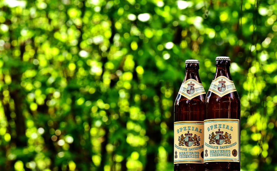 napít se, pivo, občerstvení, žízeň, letní, pivní zahrada, uhasit žízeň, alkohol, pivní lahev, lahví, slavit, pivovar, alkoholik, kapalný, láhev, kontejner, zaměřit se na popředí, rostlina, nikdo, jídlo a pití, zelená barva, den, strom, víno, Příroda, lahev vína, detail, sklo - materiál, pivo - alkohol, stálý život, 5K
