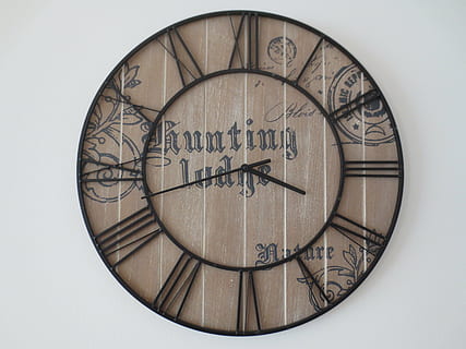 Uhr, Zeit, Leben, Geometrische Figur, Kreis, keine Leute, gestalten, römische Ziffer, römisch, drinnen, Wandbau - Funktion, Muster, Nahansicht, Holz - Material, Nummer, Text, die Architektur, gebaute Struktur, Studioaufnahme, weißer Hintergrund, Minutenzeiger, Ziffernblatt, 4K, CC0, gemeinfrei, lizenzfrei