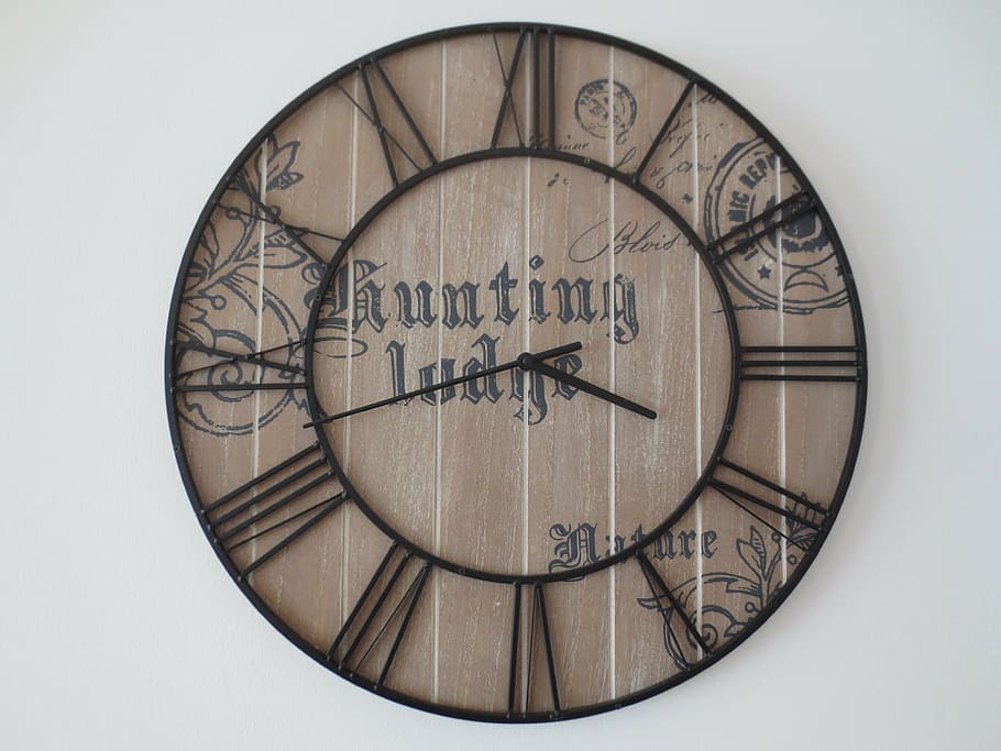 Uhr, Zeit, Leben, Geometrische Figur, Kreis, keine Leute, gestalten, römische Ziffer, römisch, drinnen, Wandbau - Funktion, Muster, Nahansicht, Holz - Material, Nummer, Text, die Architektur, gebaute Struktur, Studioaufnahme, weißer Hintergrund, Minutenzeiger, Ziffernblatt, 4K