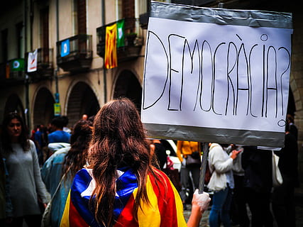 kvinde, bedrift, demokratiske skiltning, person, iført, flerfarvede, tøj, grå, skilt, protest, demonstration, demonstrant, Democracia?, arkitektur, by, bygning udvendig, Kvinder, tekst, bygget struktur, voksen, rigtige mennesker, gade, mennesker, meddelelse, livsstil, gruppe af mennesker, stående, dag, fokus på forgrunden, vestlige script, taljen op, gå, tilfældige mennesker, frisure, forbrugerisme, 4K, CC0, offentligt domæne, royaltyfrie