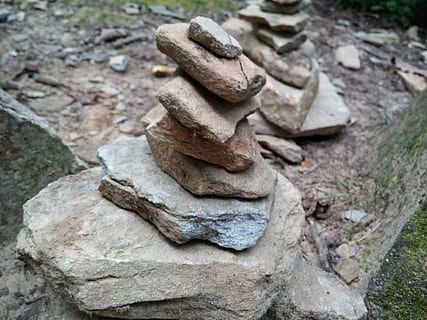 cairns, pedras, pilha, rochas, zen, zen-like, harmonia, tranquilo, estabilidade, relaxamento, equilibrar, natureza, Paz, marcador, símbolo, natural, ninguém, sólido, fechar-se, dia, Rocha, texturizado, focar em primeiro plano, rock - objeto, pedra - objeto, ao ar livre, pedra, material de pedra, velho, ainda vida, visão de alto ângulo, representação, árvore, 4K, CC0, domínio público, royalty free