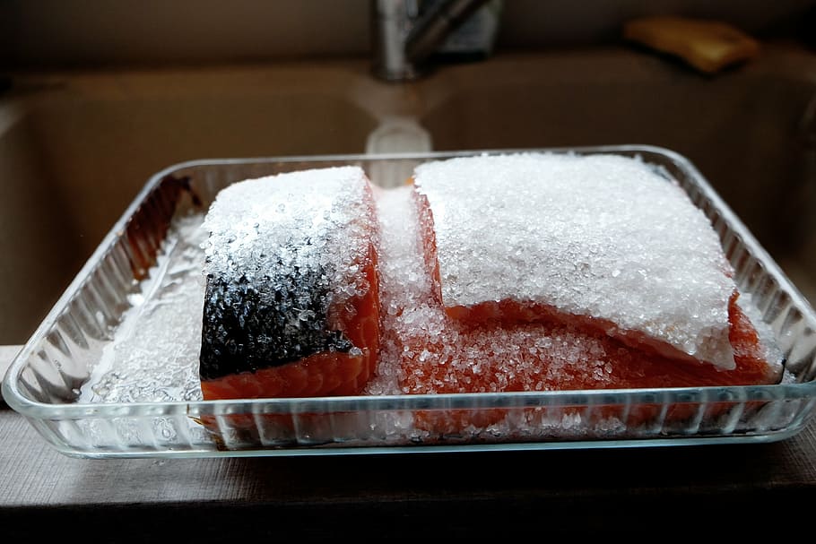 pa, clar, envàs de vidre, rodanxes, salmó, vidre, safata, congelat, peix, gel, menjar, plat, descongelar, cap gent, a l'interior, primer pla, temperatura de fred, dia, menjar i beguda, menjar dolç, sucre, dolç, tir de l'estudi, sucre en pols, neu, postres, equipament per a la llar, placa, frescor, centrar-se en primer pla, indulgència, contenidor, temptació, 4K