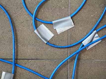 Netzwerk, Computer, Verdrahtung, lan, der Computer, Boden, tausend, Gewirr, Kabel, Computerkabel, Verbindung, Netzwerkanschlussstecker, Computernetzwerk, Blau, High Angle View, Schlauch, keine Leute, Gartengeräte, Gartenschlauch, Technologie, Tag, Stillleben, Draht, mehrfarbig, drinnen, Elektrizität, Ausrüstung, Nahansicht, Internet, Bodenbelag, Kommunikation, Netzteil, 4K, CC0, gemeinfrei, lizenzfrei