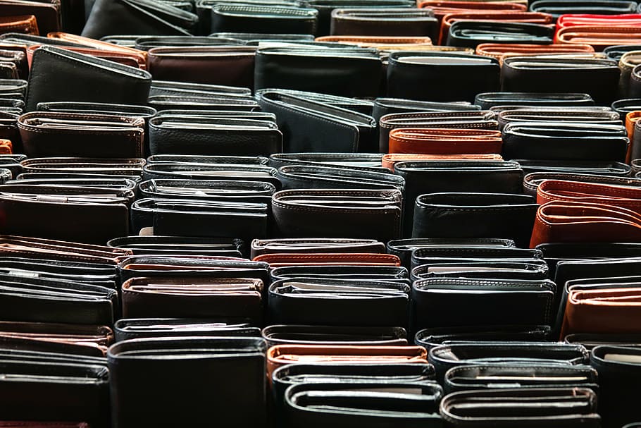 cartera assortida de cartera, bossa, carteres, cartera, pagar, compres, diners, cuir, intercanvis de cuir, bossa d'home, cartera masculina, mercat d’anys, Fira, mercat de Nadal, parada, stand, estand de Nadal, estand de vendes, gran grup d'objectes, arranjament, en fila, ordre, abundància, cap gent, seient, a l'interior, pila, elecció, marc complet, repetició, costat a costat, cadira, fons, a la venda, variació, multicolor, natura morta, educació, 5K