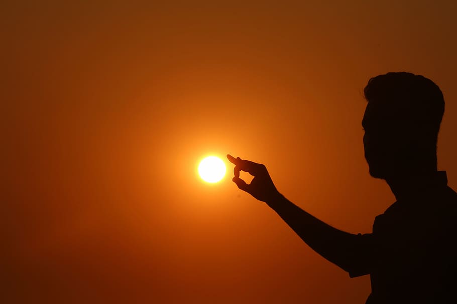 Silhouette des Menschen, Sonnenuntergang, Schatten, Schattenmann, Abend, Sonne, draussen, Sonnenlicht, Natur, Freude, Himmel, Mann, Entspannen Sie Sich, herrlich, Meditation, Herbst, fallen, Meer, Strand, Ozean, Urlaub, Junge, Szene, allein, halt, halten, Die Sonne, Leben, Hand, Tag, meditieren, Silhouette, orange Farbe, eine Person, Lebensstile, echte Menschen, Freizeitbeschäftigung, Männer, optische Täuschung, Schönheit in der Natur, Seitenansicht, kopieren sie platz, menschliche Hand, Kopfschuss, 5K