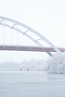 nærbillede fotografering, beton, bro, et kors, berolige, vand, dagtimerne, arkitektur, bygning, infrastruktur, struktur, hvid, sne, vinter, kold, vejr, ocean, hav, strand, bro - menneskeskabt struktur, bygget struktur, forbindelse, kold temperatur, transportmidler, natur, himmel, ingen mennesker, dag, tåge, flod, udendørs, 5K, CC0, offentligt domæne, royaltyfrie