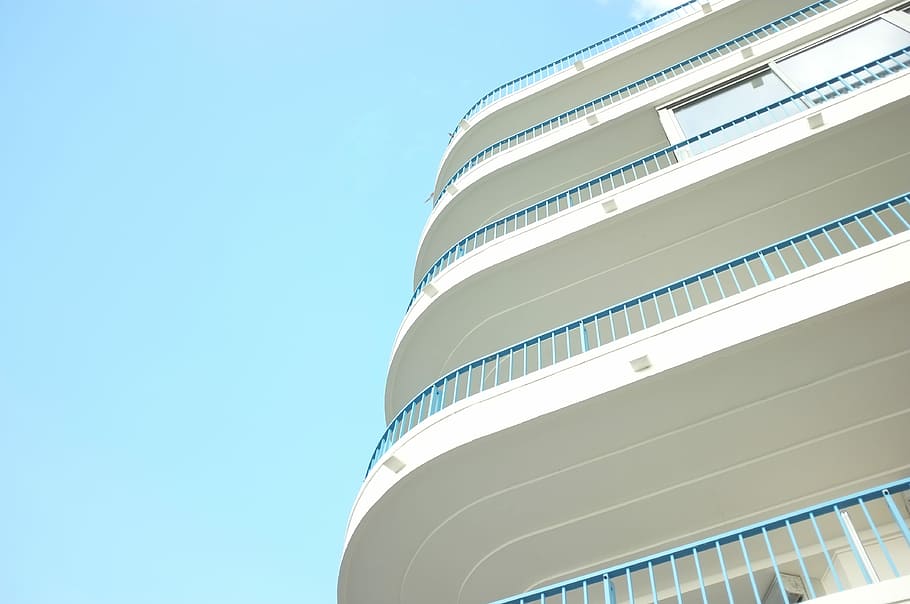fotografia de vista de cucs, edifici, blanc, concret, De quatre plantes, Edifici de 4 plantes, arquitectura, façana, balcó, barana, cel blau, cel, Cercar, finestra, curf, línia, cap núvol, blau, rail, vista d’angle baix, exterior de l'edifici, estructura construïda, cel clar, modern, naturalesa, còpia espai, cap gent, dia, llum solar, assolellat, ciutat, indústria, negocis, a l'aire lliure, netejar, 4K