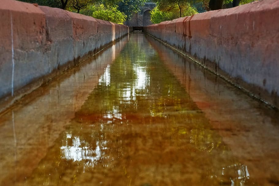 aigües, reflexió, naturalesa, riu, viatjar, indústria, humit, aigua, parc, canal, arquitectura, via fluvial, canaleta, drenar, duplicació, cap gent, davant del mar, arbre, planta, dia, a l'aire lliure, estructura construïda, paret, perspectiva decreixent, tranquil·litat, pont, bassal, Pol · lució, concret, 5K
