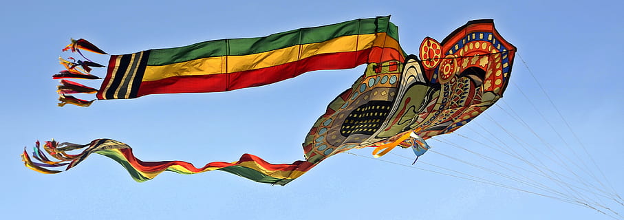Drachen, fliegend, Aktivität, Wind, bunt, Indien, Flagge, Blau, Himmel, mehrfarbig, Natur, Umgebung, draußen, keine Leute, Veranstaltung, Gelb, Bewegung, winken, Drachen - Spielzeug, rot, Flachwinkelansicht, Tag, 4K, CC0, gemeinfrei, lizenzfrei