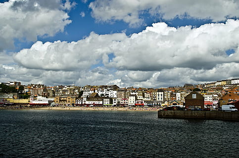 natur, himmel, fange, skyer, Sky, hav, vann, luft, bølger, element, elementer, vill, byhus, turisme, ferie, liv, hus, Strand, turister, mennesker, Scarborough, england, Nord, bakgrunn, sesonger, sommer, vår, arkitektur, bygget struktur, sky - himmel, by, bygge eksteriør, bygning, nautisk fartøy, reisemål, bybildet, ingen folk, vannkanten, transport, boligområde, reise, havn, utendørs, 1080P, CC0, offentlig domene, opphavsrett gratis