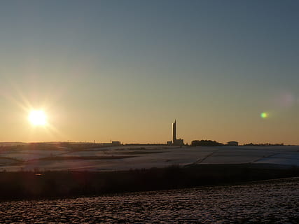 landskab, vinterlige, arable, field, dyrkbar, Mark, dyrkning, landbrug, vinter, sne, kold, kornsilo, solnedgang, schapfe mølle, mel mølle, Jungingen, Ulm, swabian alb, højeste kornsilo, verdensrekord, optage, tysk arkitektur pris, arkitektur, bygning, silo, hukommelse, tårn, industri, himmel, skumring, brændstof og elproduktion, kraftværk, skorsten, forurening, arkitektur og bygninger, sol, rejsemål, bygget struktur, vand, linseflare, natur, sollys, ingen mennesker, bygning udvendig, kopiere plads, skyfri himmel, scenics - natur, solstråle, hav, by, udendørs, lyse, skyskraber, 4K, CC0, offentligt domæne, royaltyfrie