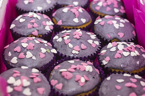 magdalenas, ingredientes del corazón, caja, dulce, pastel, magdalena, postre, Pastelería, deleite, cumpleaños, pastelitos, comida dulce, comida, indulgencia, comida y bebida, tentación, frescura, comer poco saludable, chocolate, horneado, adentro, nadie, naturaleza muerta, listo para comer, de cerca, variación, fotograma completo, bocadillo, púrpura, titular de la magdalena, 4K, CC0, dominio público, libre de derechos